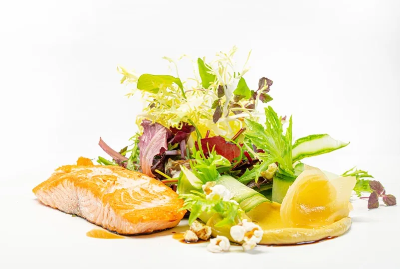 Salmon fillet with leaf salad and herbs