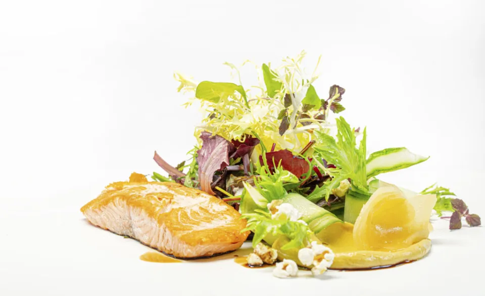Gebratenes Lachsfilet mit Salat und Gemüse