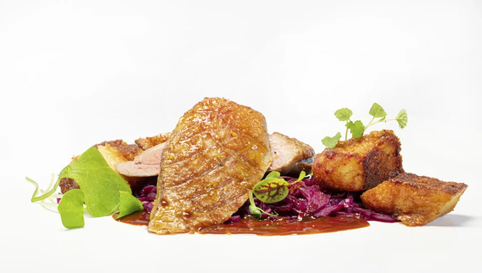 Rosa gebratene Entenbrust mit Rotkohl, Kartoffeln und Jus