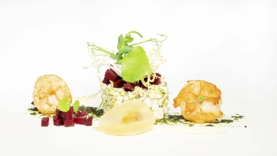 Vorspeise mit Garnelen, Roter Bete und Kräutern