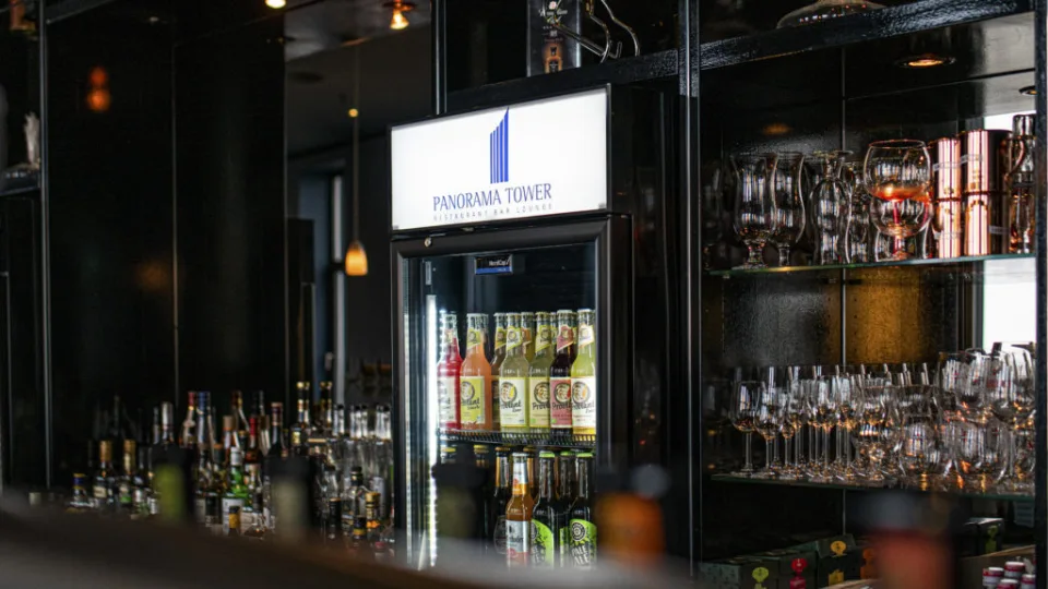 Bar mit Getränkekühlschrank, Gläsern und Spirituosen