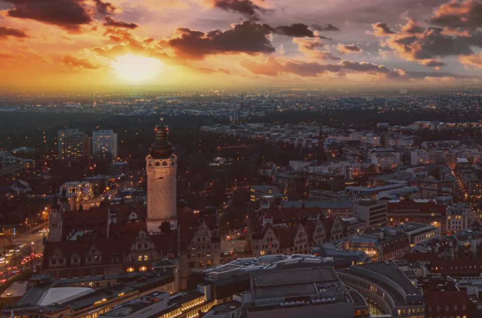 Sonnenuntergang über Leipzig mit dem Turm des Neuen Rathauses