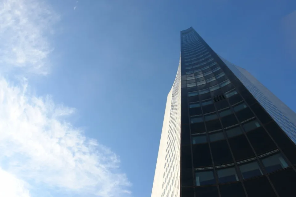 Panorama Tower von unten vor blauem Himmel