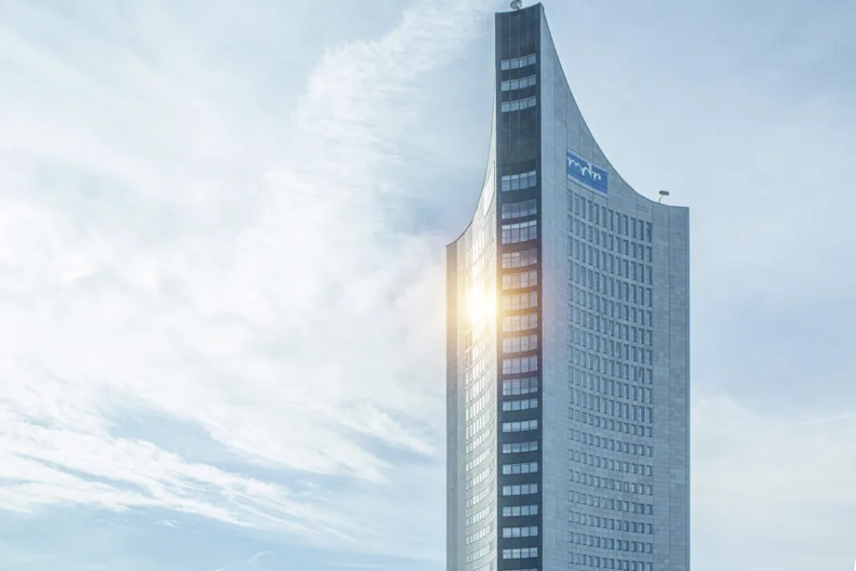 Panorama Tower mit Sonnenspiegelung vor hellem Himmel