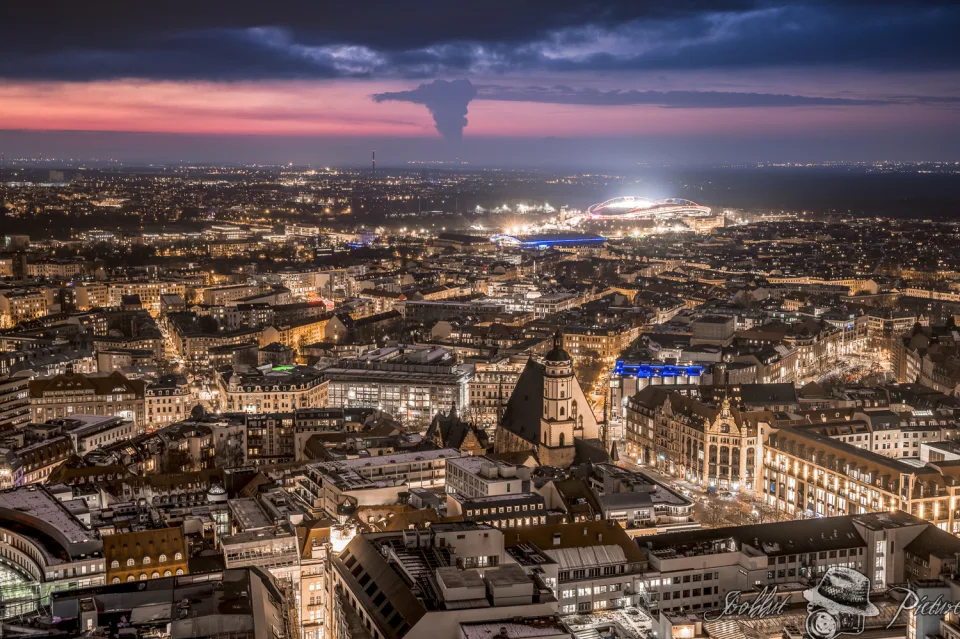 Leipzig bei Nacht vom Panorama Tower aus, mit beleuchtetem Stadion