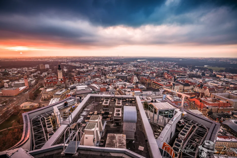 Blick vom Dach des Panorama Tower über Leipzig bei Sonnenuntergang