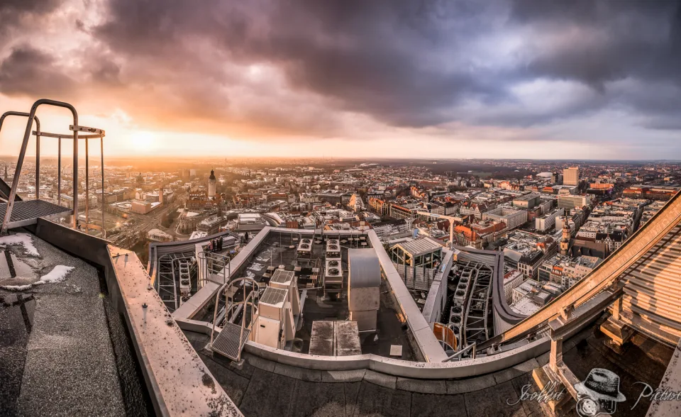 Aussichtsplattform mit Weitblick über Leipzig unter Wolkenhimmel