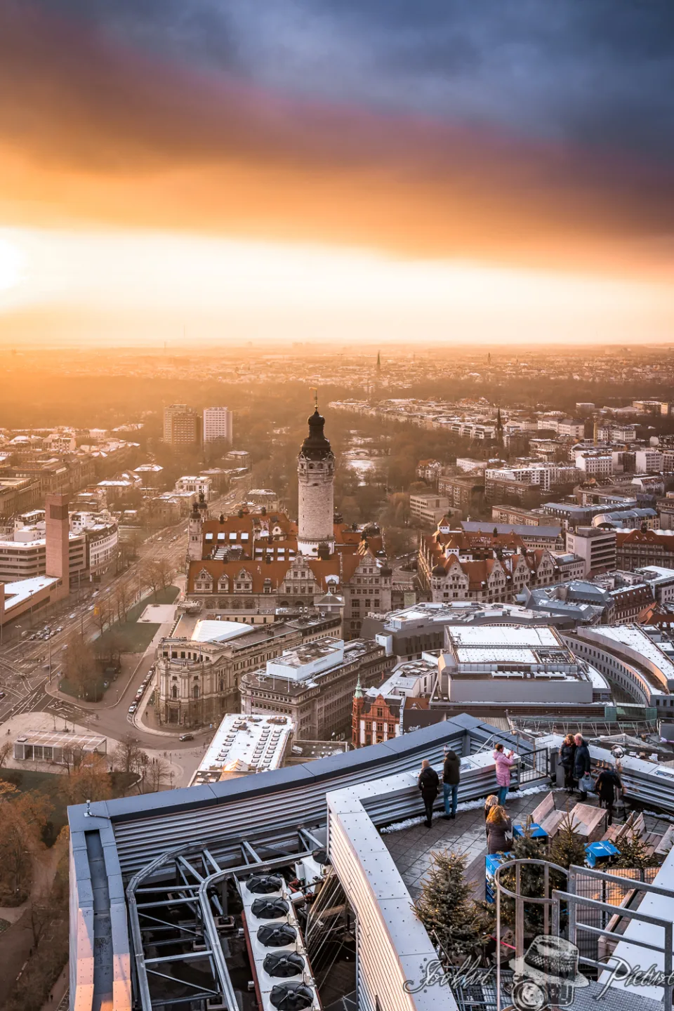 Besucher auf der Aussichtsplattform mit Blick auf das Neue Rathaus