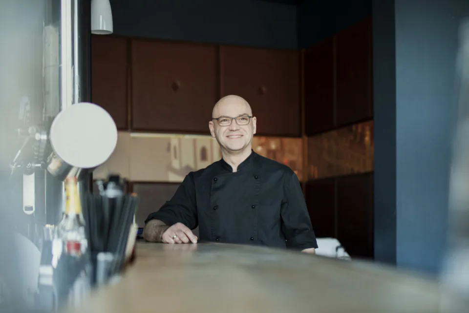 Küchenchef Andreas Blanck am Tresen