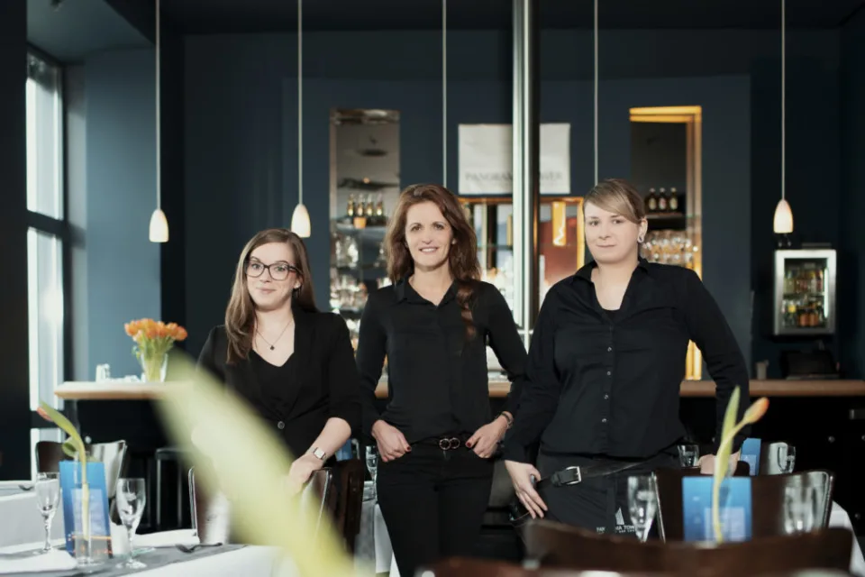 Drei Mitarbeiterinnen des Panorama Towers im Restaurant